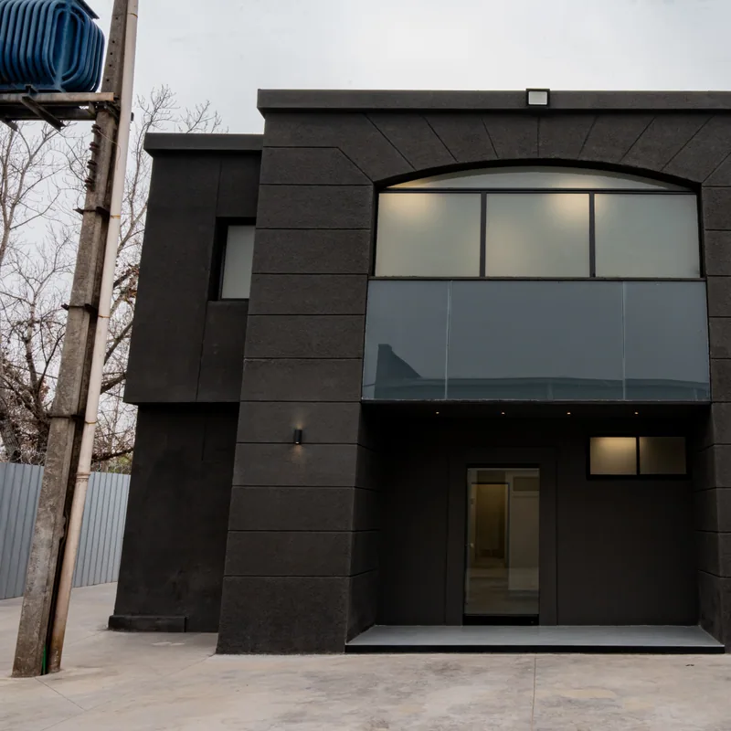 Fachada principal del proyecto comercial habilitado por Dec Constructora