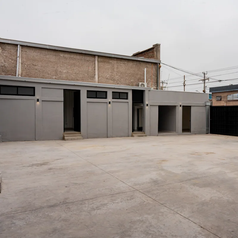 Patio de servicio y fachadas posteriores rehabilitadas