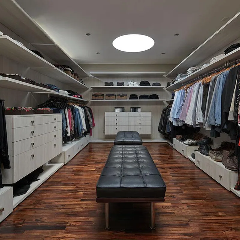Walk-in closet equipado con mobiliario perimetral de madera