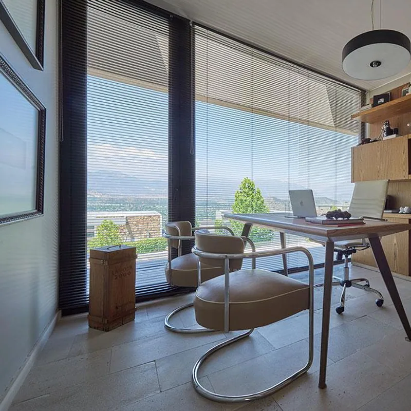 Escritorio residencial iluminado con salida hacia el exterior