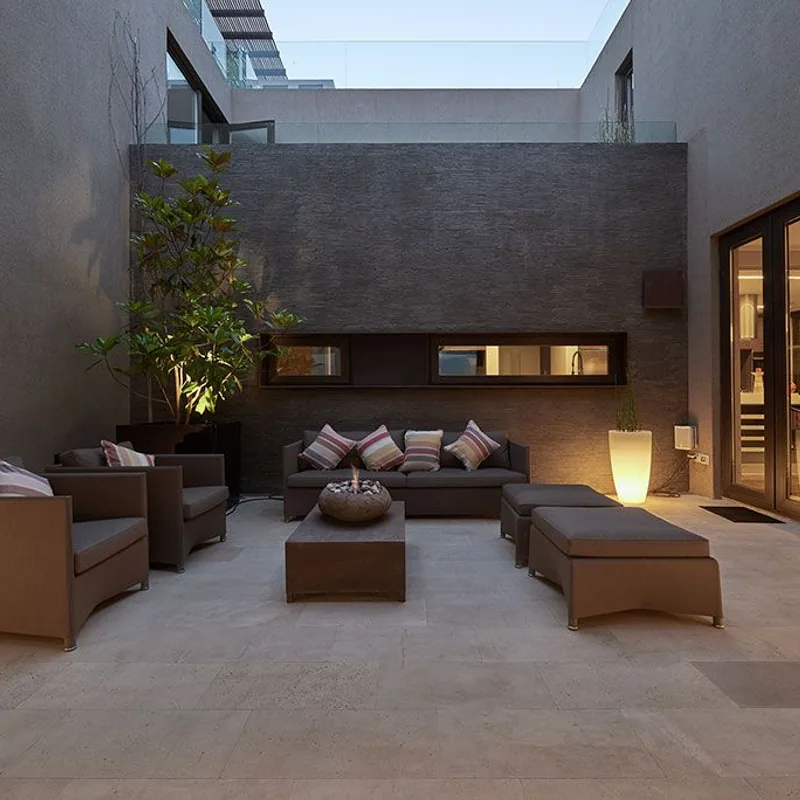 Patio interior equipado como espacio de descanso exterior