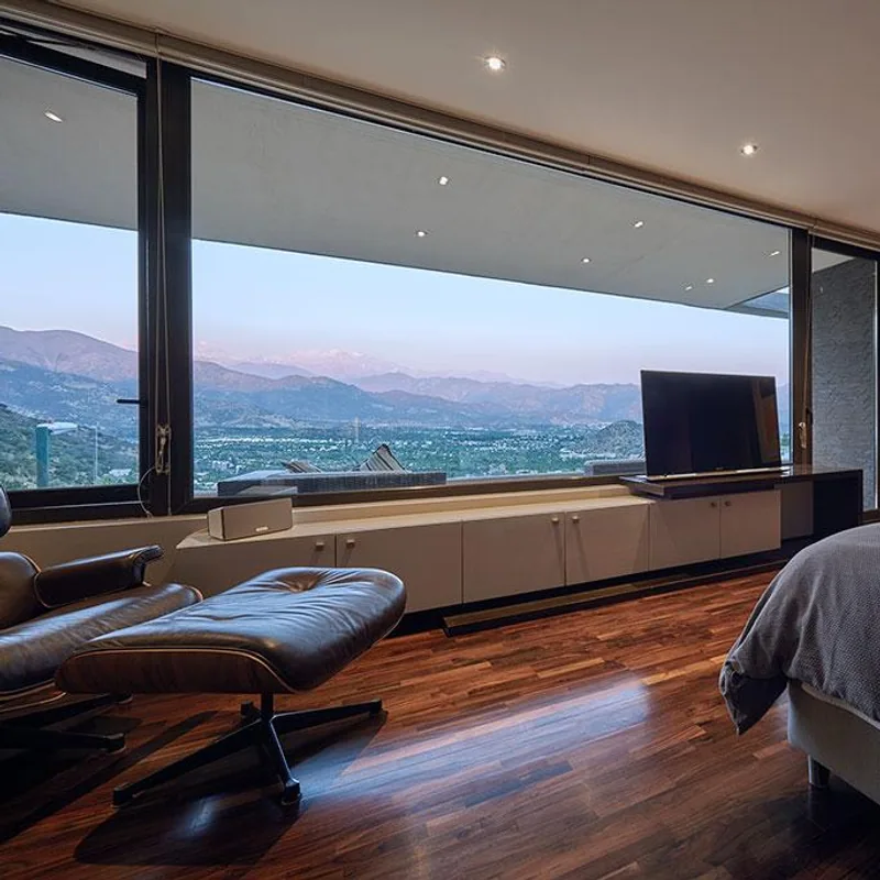 Dormitorio principal con ventanal continuo y vista hacia la ciudad