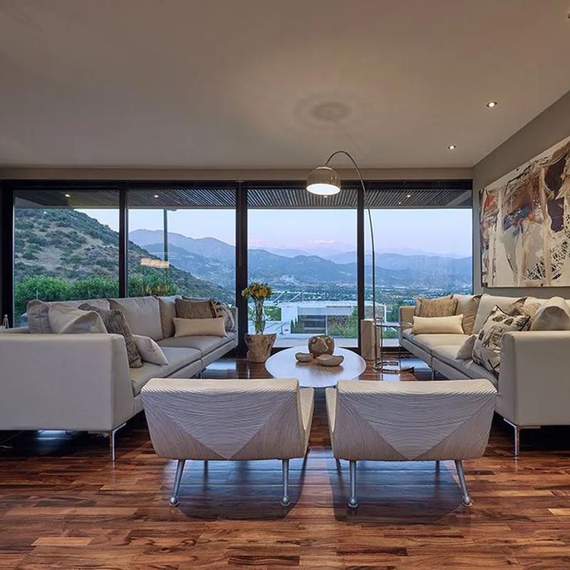 Living principal con grandes ventanales y vista panoramica