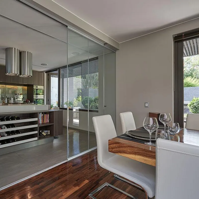 Detalle exterior de vivienda con revestimientos, circulacion y vegetacion