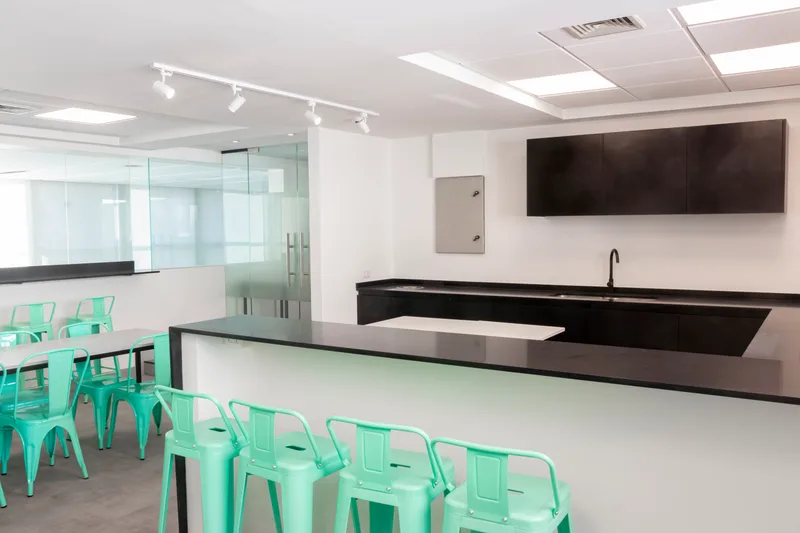 Vista de la habilitacion de oficinas corporativas ejecutada por Dec Constructora