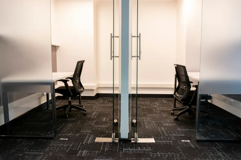 Oficinas privadas con divisiones de vidrio y puestos de trabajo
