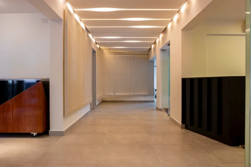 Pasillo corporativo con iluminacion integrada y terminaciones interiores