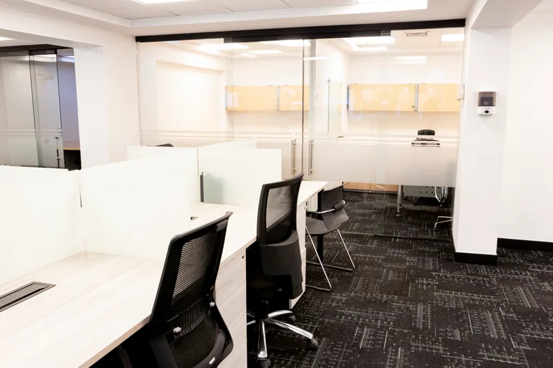 Espacio abierto de oficinas con estaciones de trabajo y luz natural