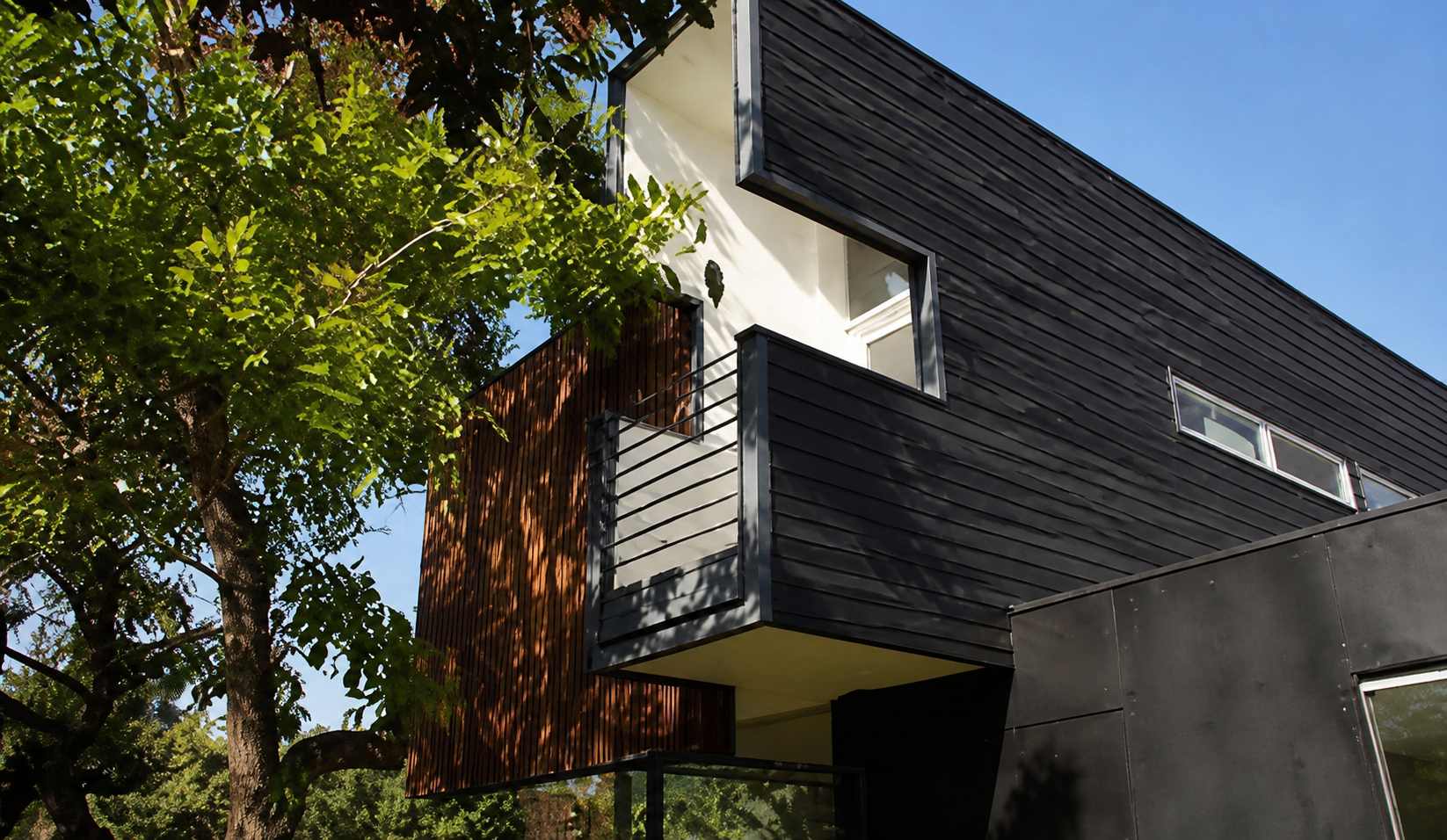 Casa Las Arañas, fachada lateral entre árboles