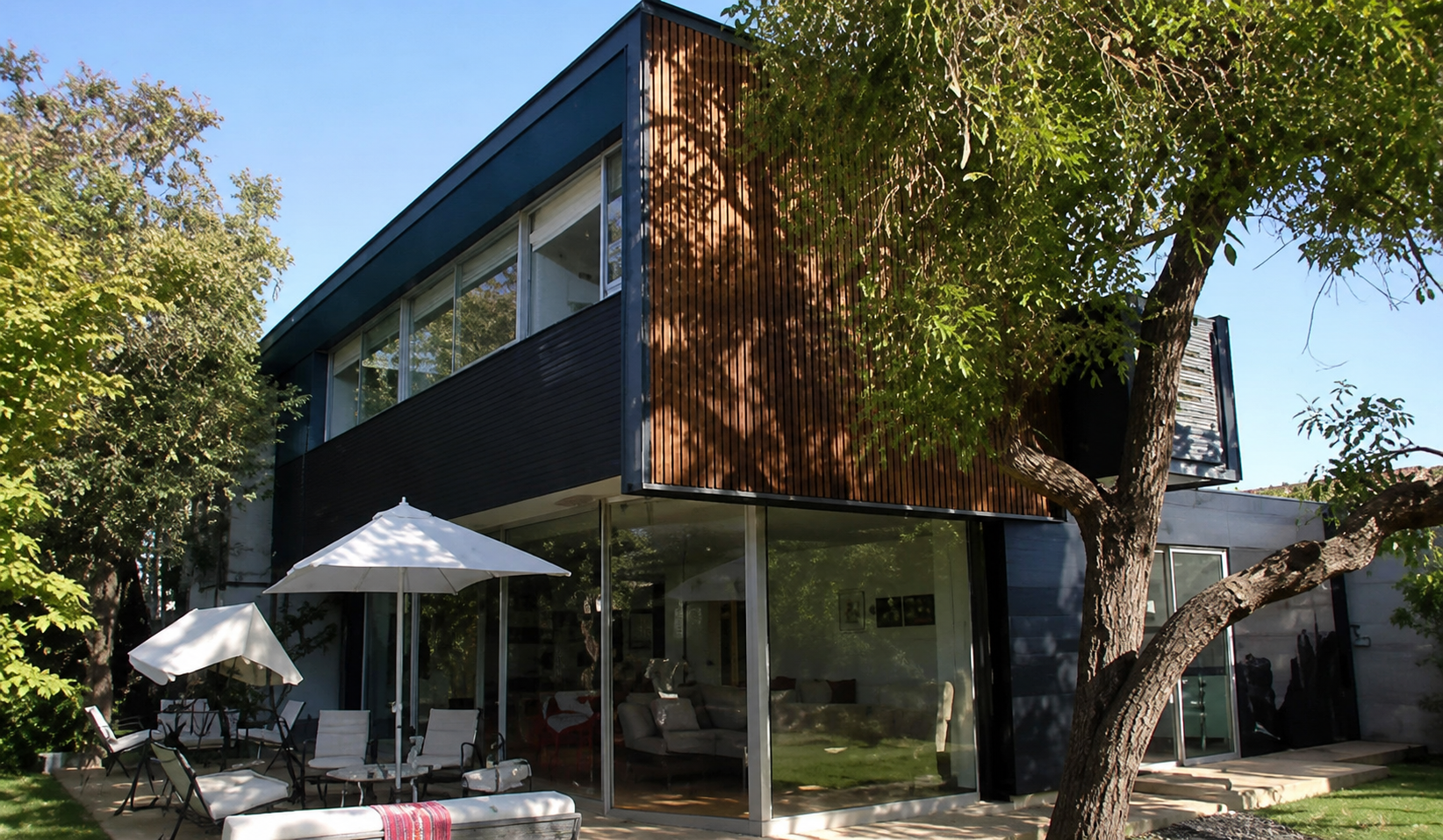 Casa Las Arañas, patio y fachada acristalada