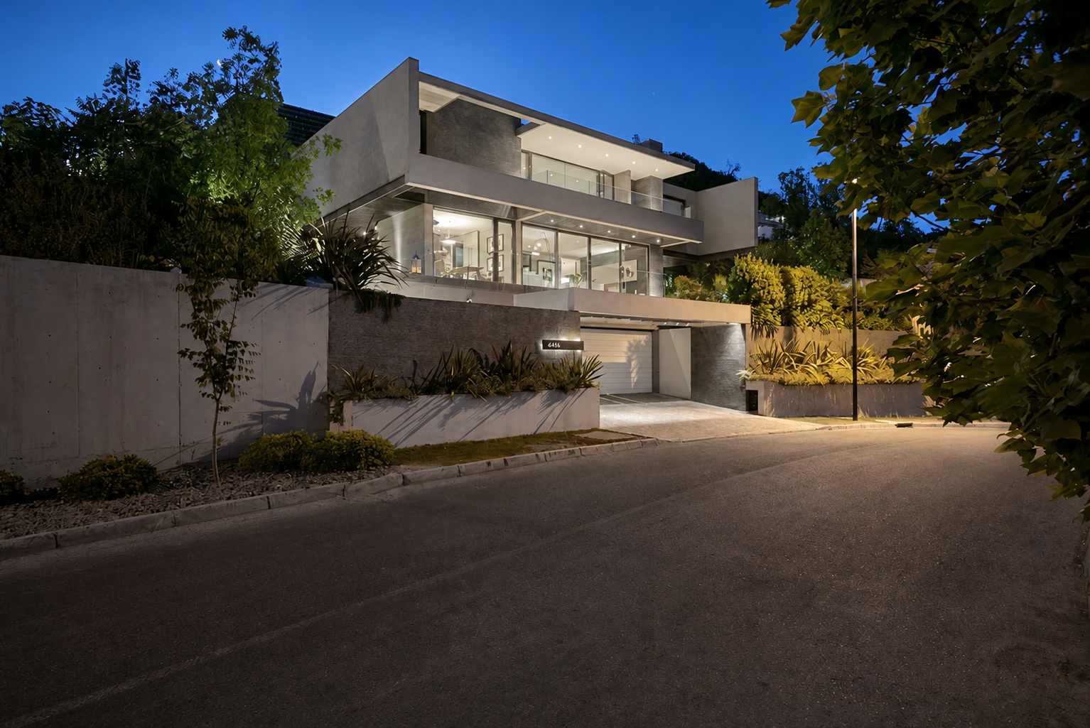 Casa Mirador, fachada exterior al anochecer