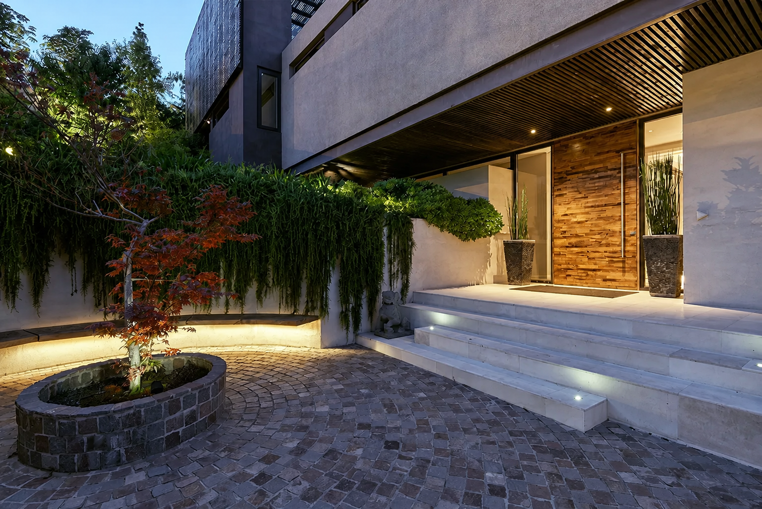 Casa Mirador, patio de acceso con jardín e iluminación