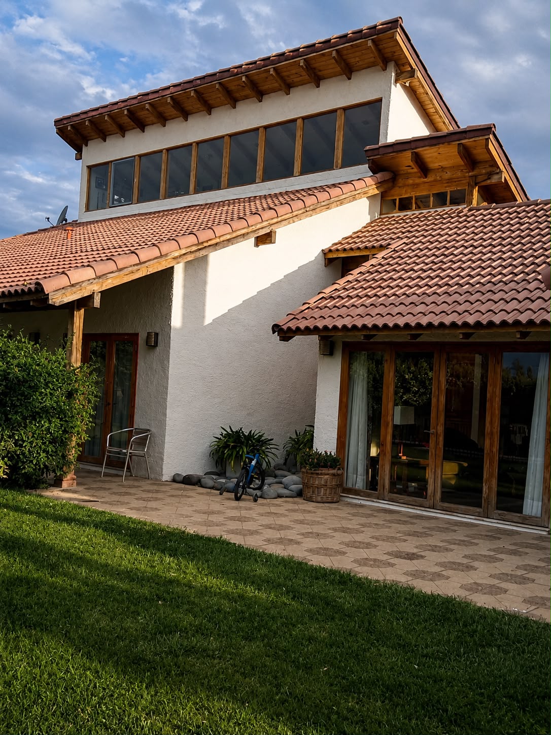 Patio y volúmenes exteriores de Casa Valdivia de Paine