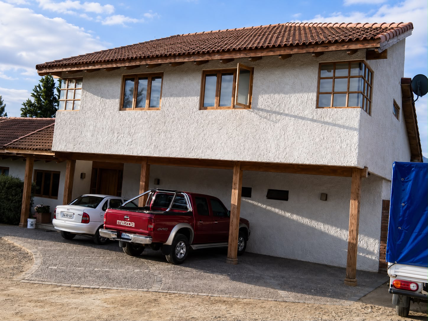 Acceso y cocheras de Casa Valdivia de Paine