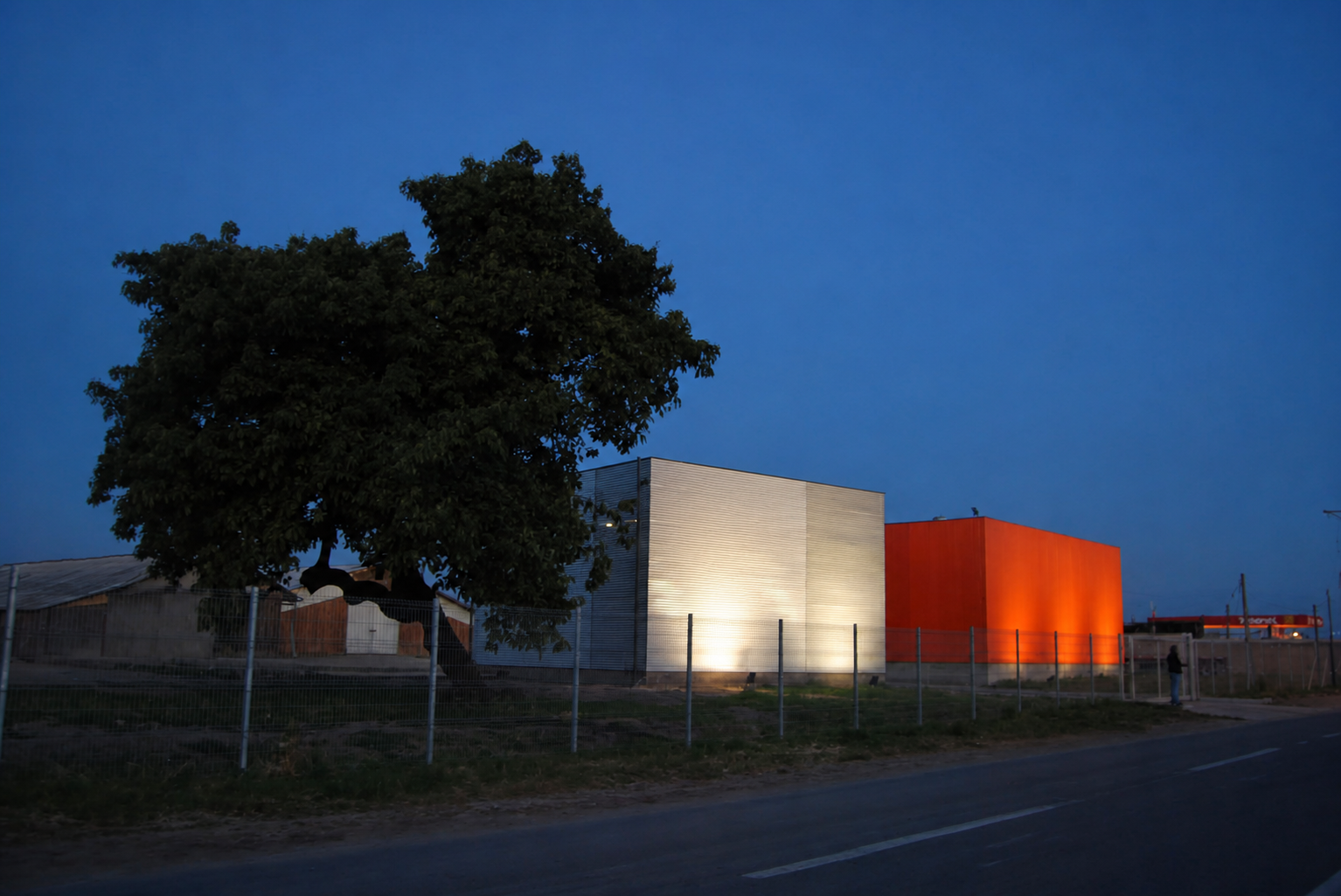 Packing Valdivia Paine, fachada iluminada al anochecer