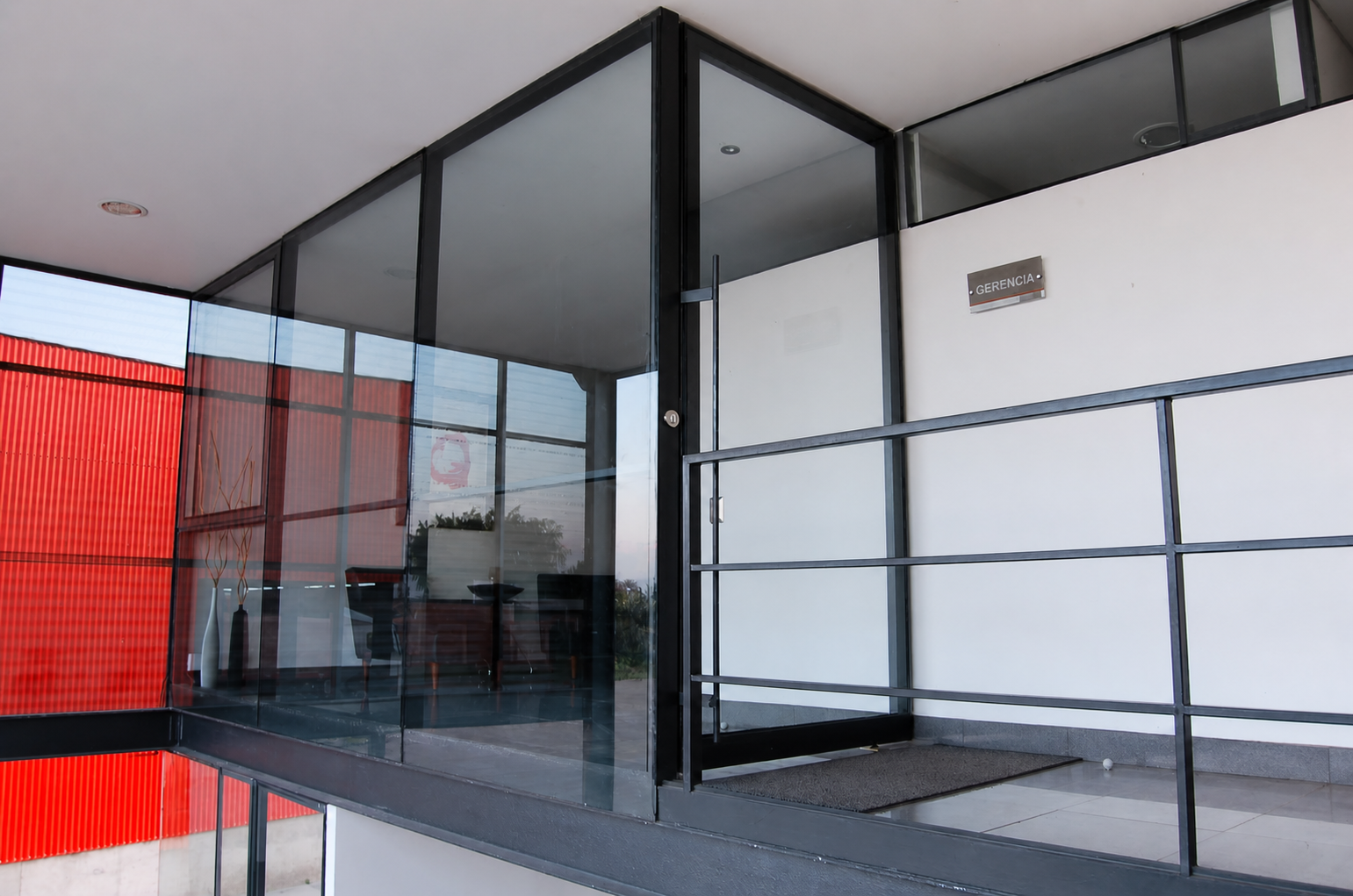 Packing Valdivia Paine, oficina de gerencia con cerramiento vidriado