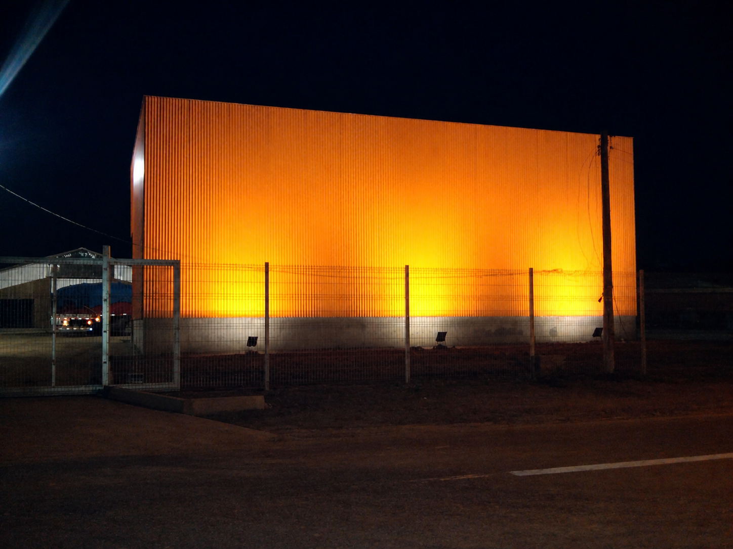 Packing Valdivia Paine, volumen industrial iluminado