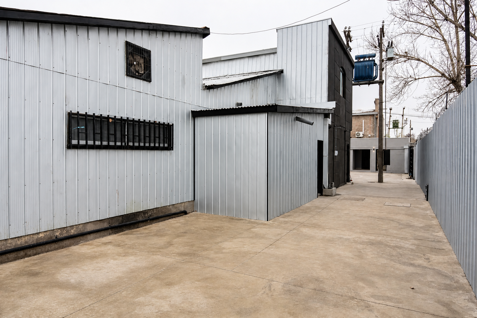 Empresa Rossignol, exterior lateral con revestimiento metálico