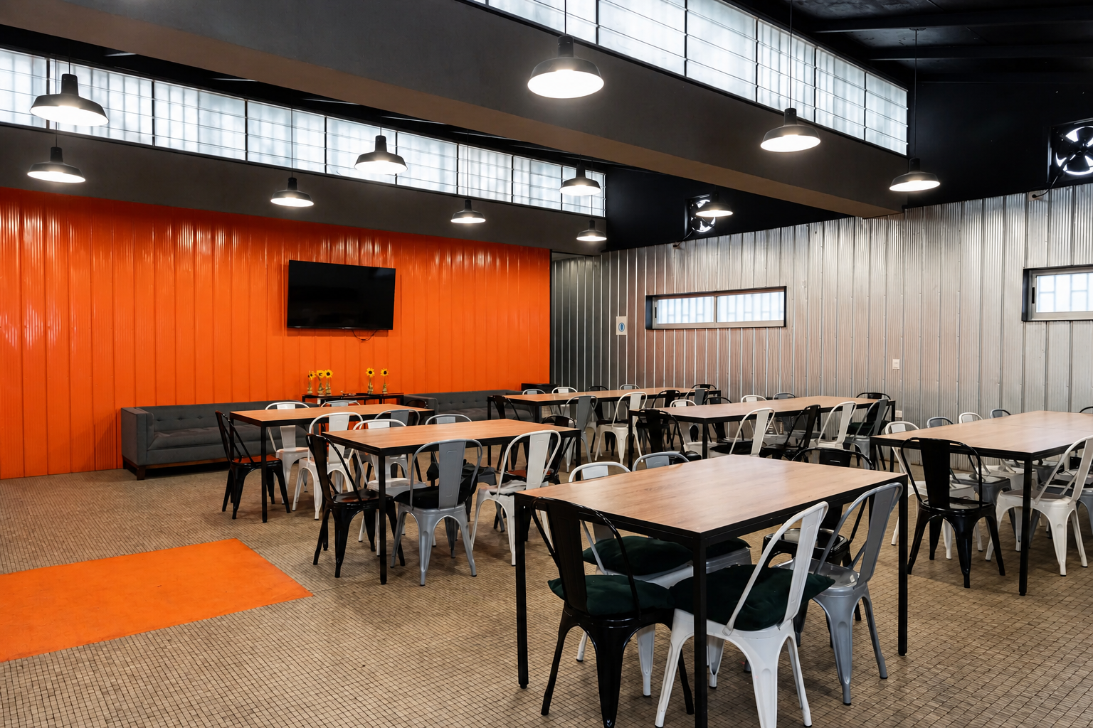 Empresa Rossignol, comedor con muro de acento naranja