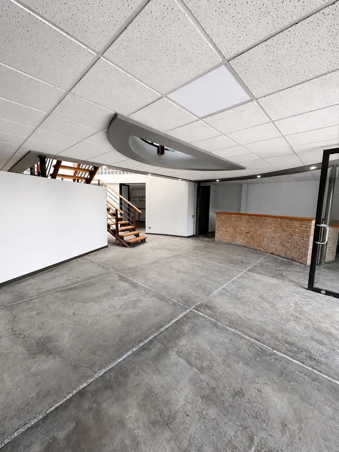 EX MOSIMO, área remodelada con cielo modular y recepción de ladrillo