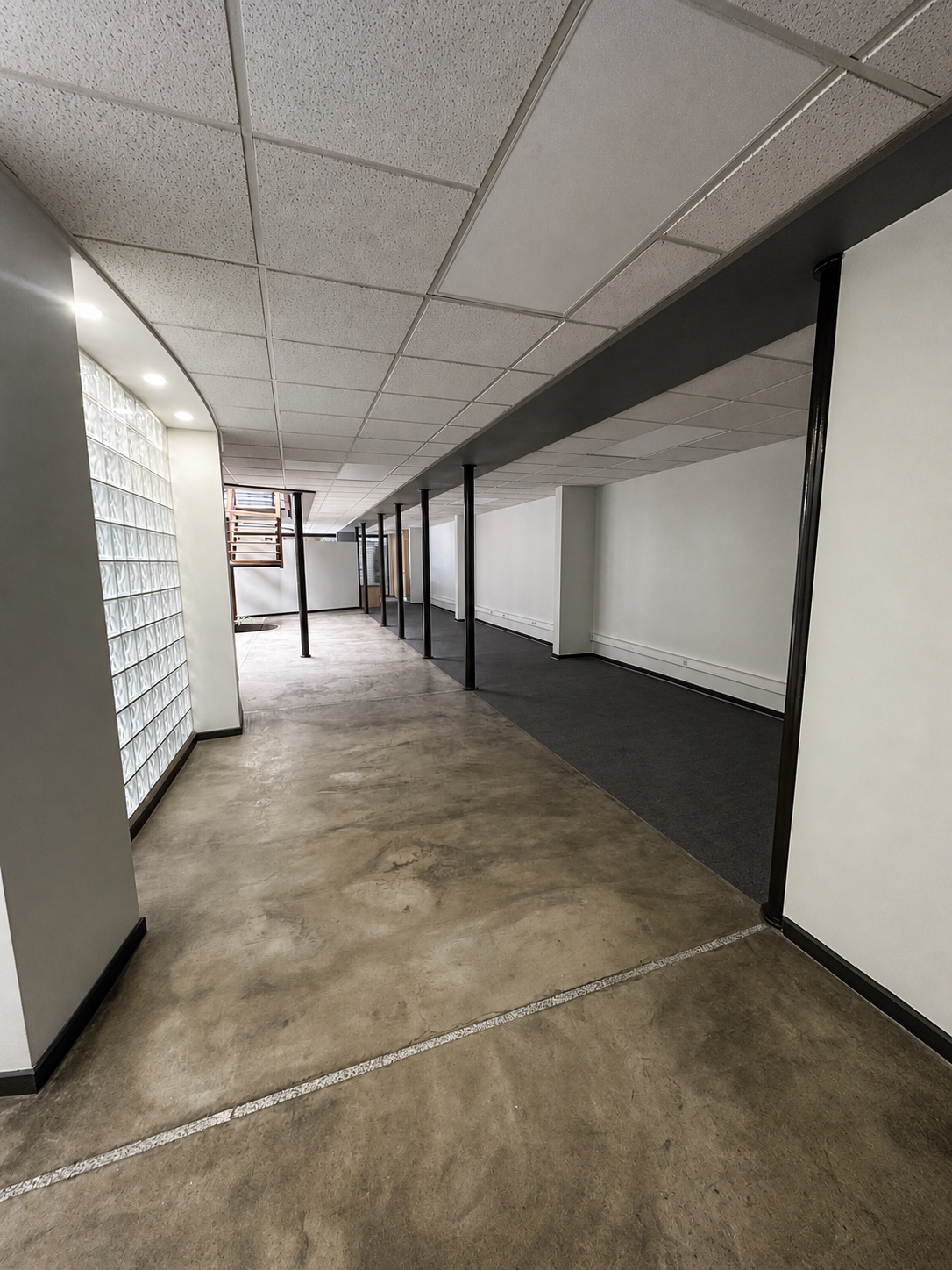 EX MOSIMO, circulación interior con pavimento continuo y estructura metálica