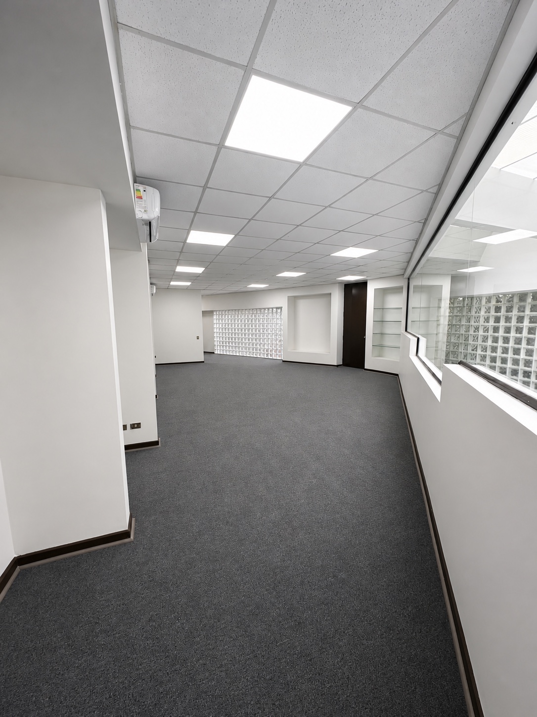 EX MOSIMO, oficina remodelada con cielo modular e iluminación integrada