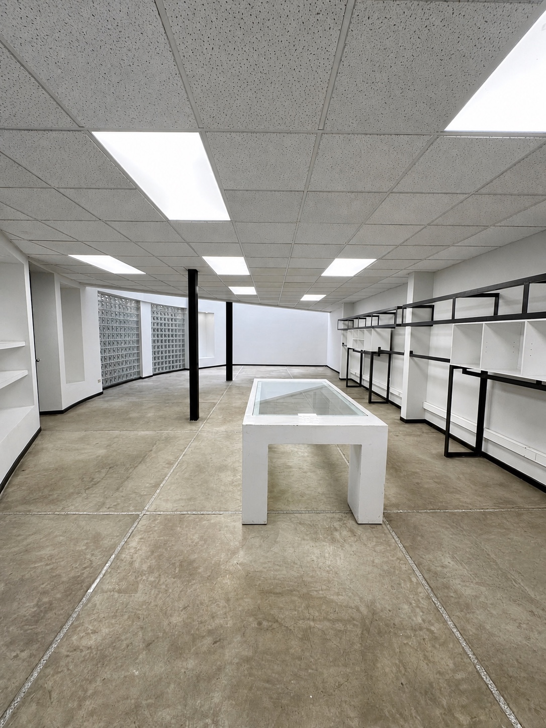 EX MOSIMO, área abierta remodelada con mobiliario de exhibición