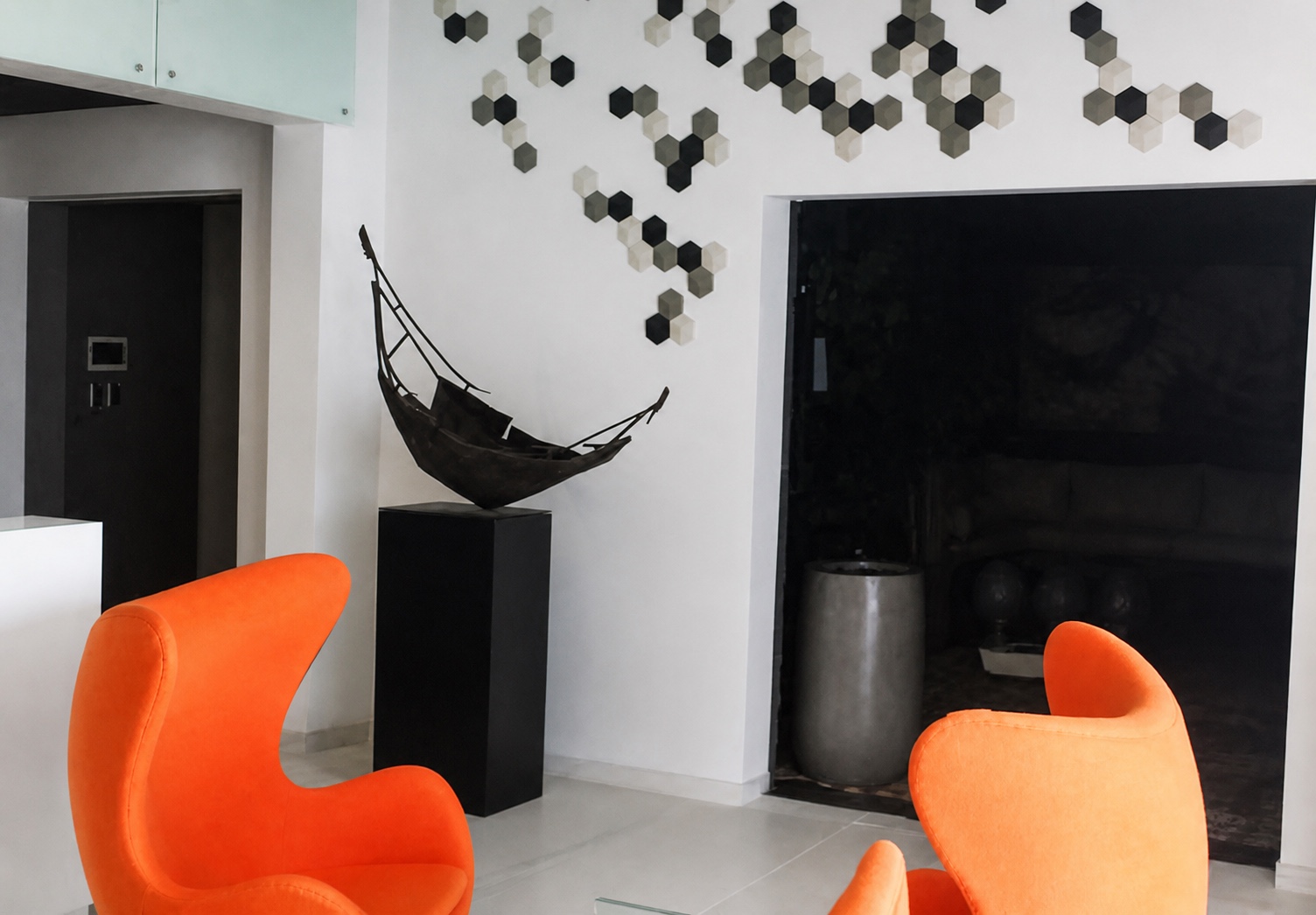 FERIA CASA COLOR, salón con escultura y mobiliario naranja