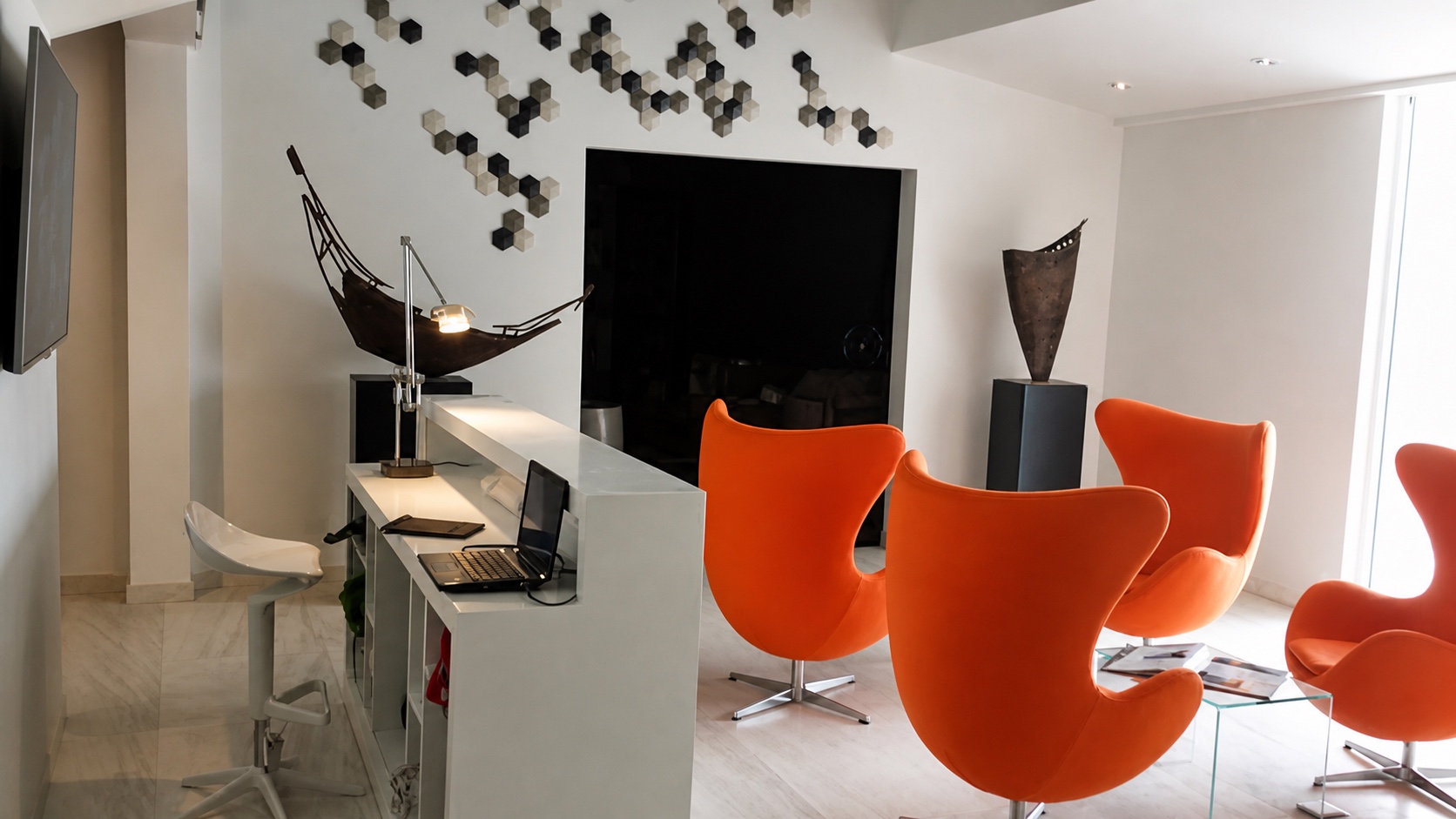 FERIA CASA COLOR, recepción y salón con sillones naranjos