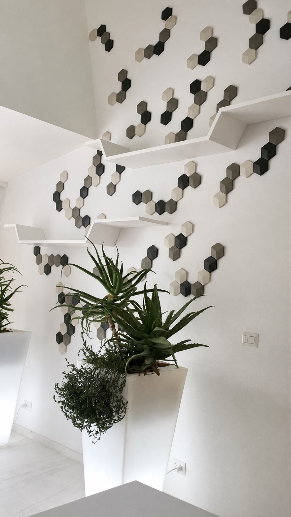 FERIA CASA COLOR, muro de doble altura con vegetación y piezas hexagonales
