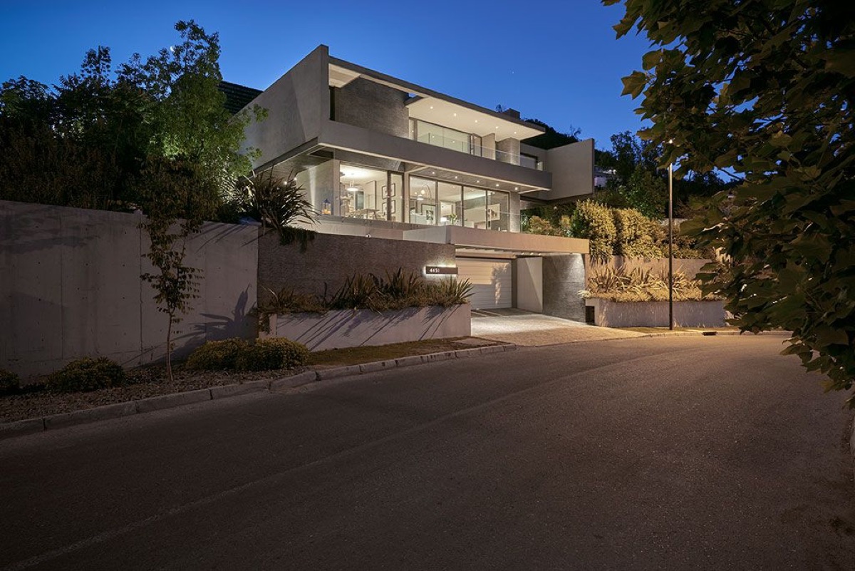 Fachada iluminada de vivienda residencial de alto estandar ejecutada por Dec Constructora
