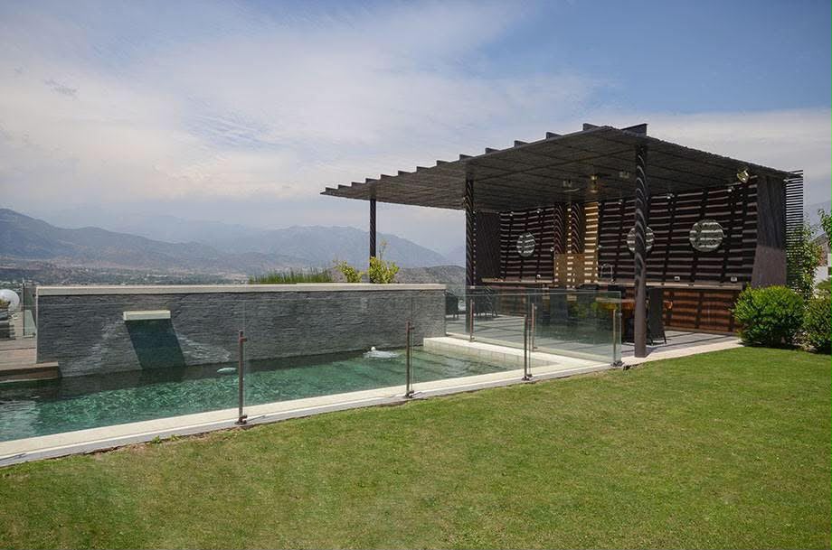 Quincho Malalhue exterior integrado al jardín y la piscina