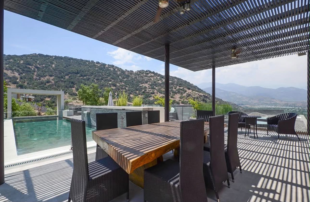Terraza del Quincho Malalhue junto a la piscina