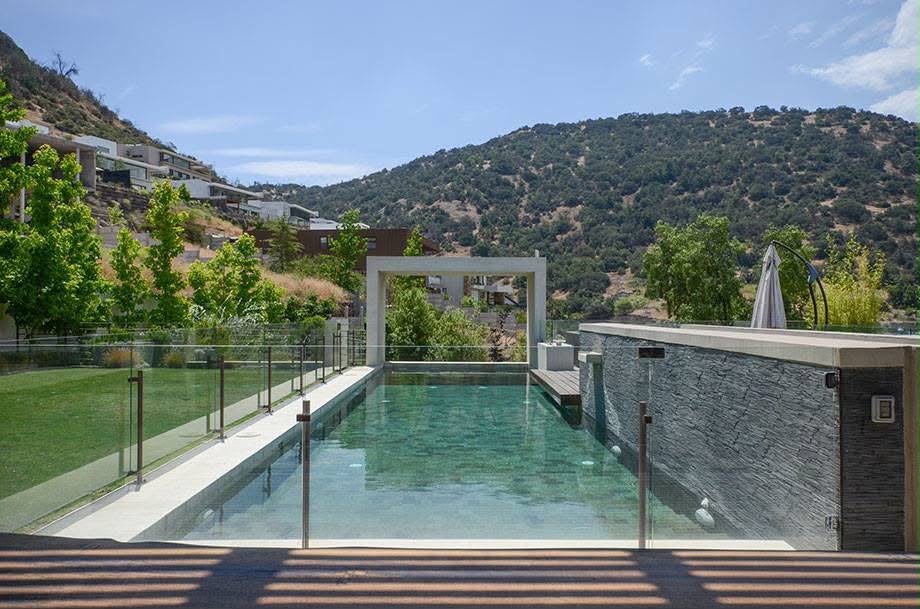 Quincho Malalhue junto a la piscina y la montaña
