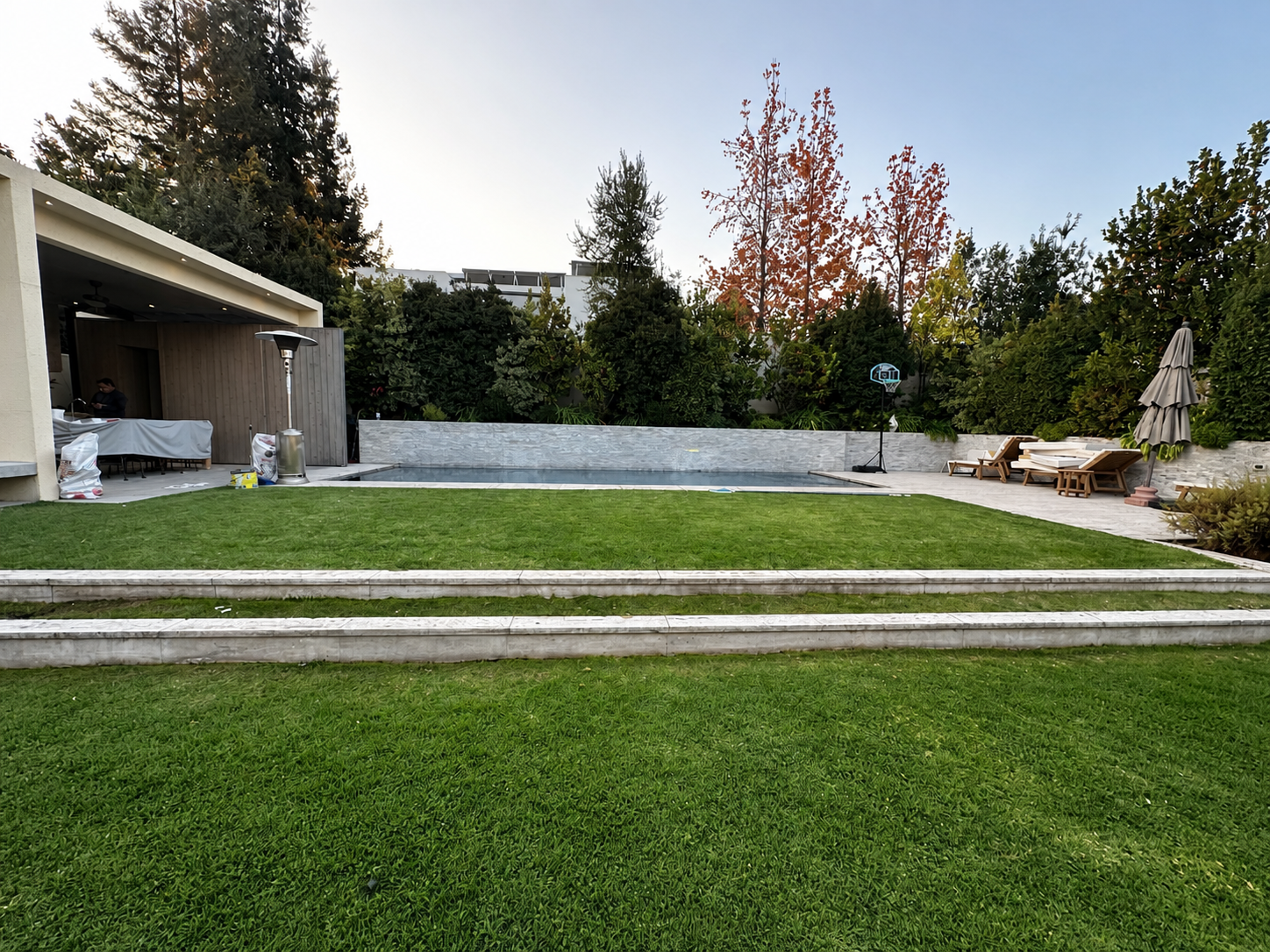 Terraza Los Nogales, jardín y piscina