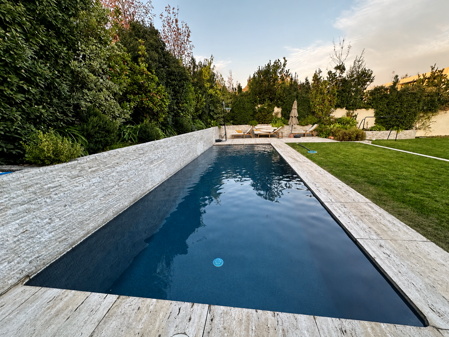 Terraza Los Nogales, piscina y jardín